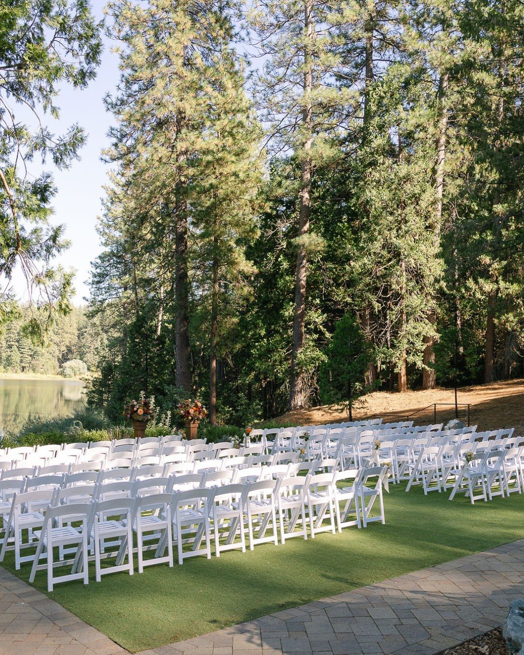 When designing your ceremony, consider how the natural setting complements your details. The right florals, textures, and layout can amplify what our space already offers!⁣
⁣
Photo: @sierrajasminephotography⁣
Florals: @thewildoliveflorist⁣
Coordinato