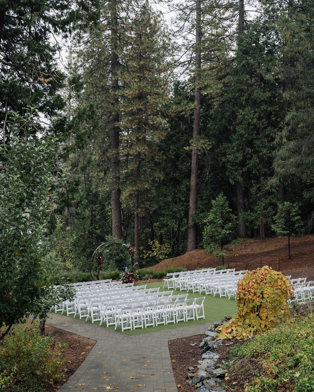 Stormy skies meet bold, moody florals 😍 Don't come for us, but we do love a little rain come wedding days!⁣
⁣
Photo: @charplenz⁣
Planning &amp; Design: @ranchandvinecollective.co⁣
Florals: @fairwoodsfloral