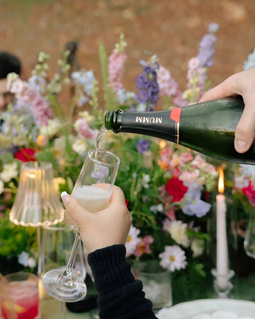 Intimate dinners aren&rsquo;t about having less; they&rsquo;re about creating a stronger experience. One long table encourages interaction, lets everyone feel part of the moment, and makes every toast feel meaningful.⁣
⁣
photo: @theturquoiselens⁣
pla