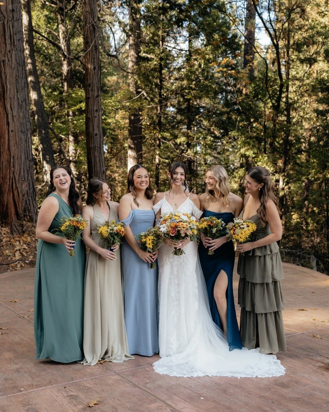 Mixing tones within the same color family keeps your wedding party cohesive without feeling too uniform. Add in wildflower-style bouquets and the whole look leans whimsical 🌿⁣
⁣
Photos: @addiebellophotos_⁣
Beauty: @summerbridalbeauty⁣
Florals: @stre