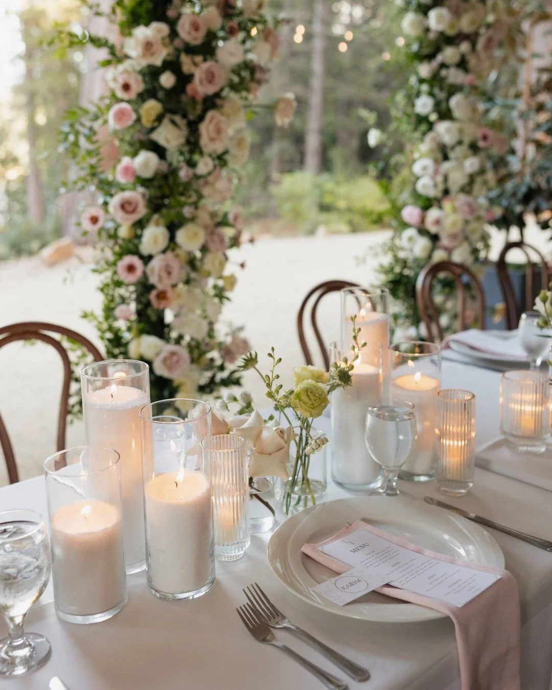 A neutral base doesn&rsquo;t have to feel flat. Keeping tablescapes primarily white lets your florals do the work, adding soft color, dimension, and a more whimsical feel without overwhelming the space 🌿⁣
⁣
Floral: @ek_floraldesign⁣⁣
Photography: @j