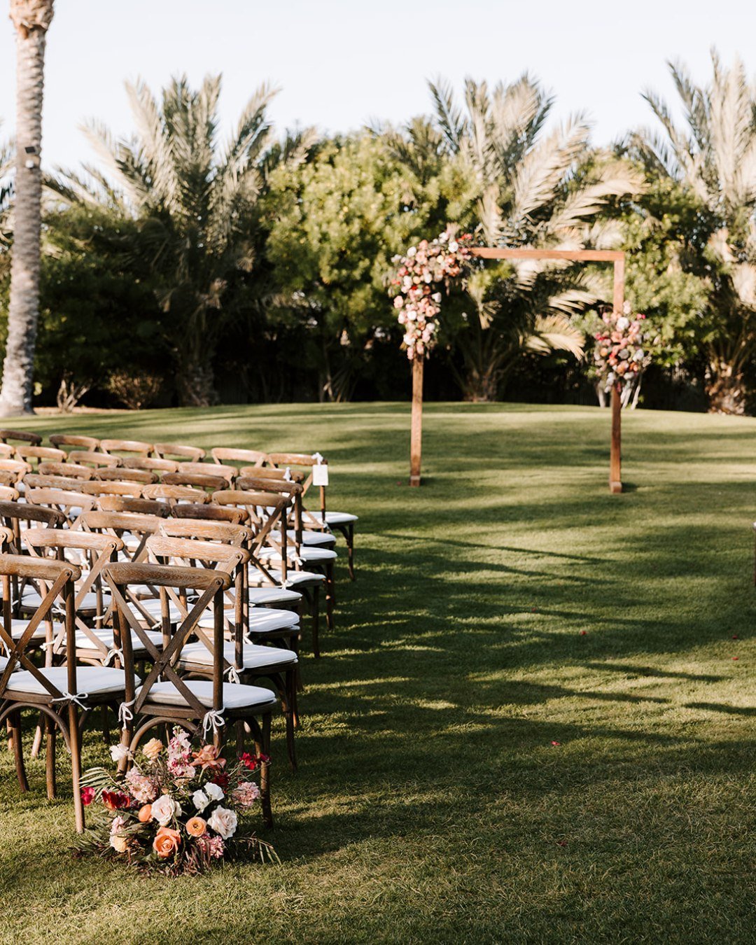 Don't get it twisted; a wedding with color and personality is never anything less than a vibe 👌⁣
⁣
Rentals: @rickyspartyrentals⁣
Photo: @loversoflove⁣
Florals: @sparksandsand