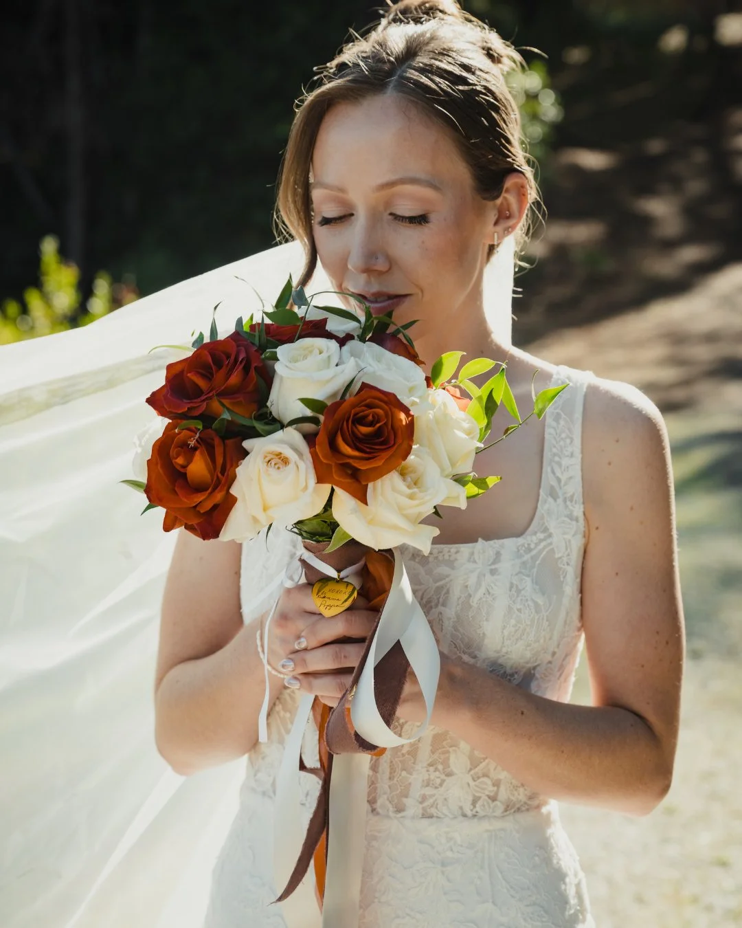 Proof you don&rsquo;t need a massive bouquet 💐⁣
⁣
Photo: @j.o._photography⁣
Coordinator: @sarahparisevents