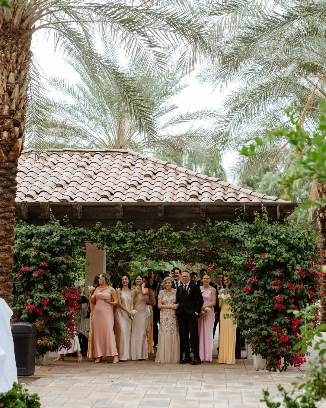Let's be honest, somewhere (hiding or not), there's a whole gaggle of people who love you snooping on your first look 🤫⁣
⁣
Photo: @chasinglight.tv⁣
Florals: @lc__co