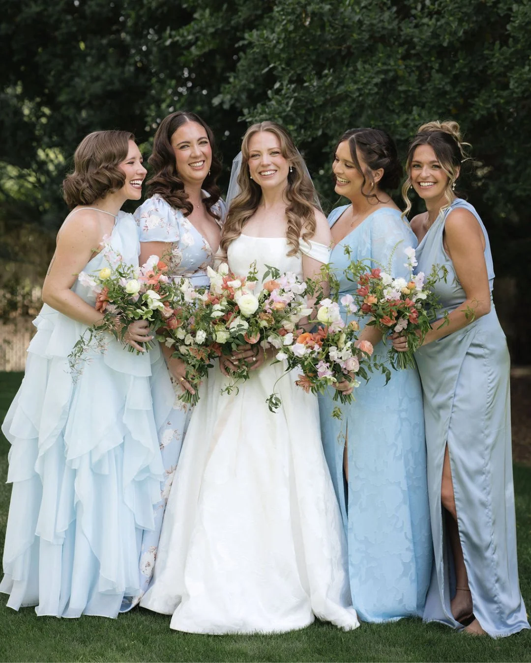 Mismatched bridesmaid styling works best when there&rsquo;s a loose structure. Keeping a shared color family while varying textures and silhouettes creates dimension without feeling chaotic ☁️⁣
⁣
Photo: @erinwiesephoto ⁣
Planner: @concept.create.cele