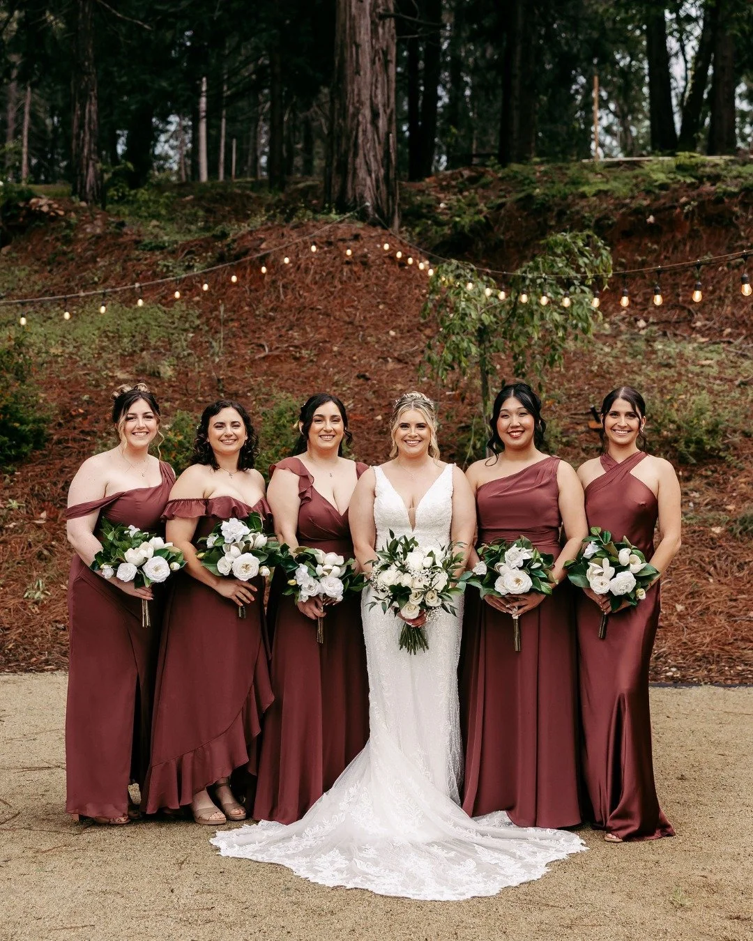 A bridal party that looks right at home among the pines 🍎⁣
⁣
Photo: @epeytonphotos 
Coordinator: @ranchandvinecollective.co 
Florals: @mnmfloral