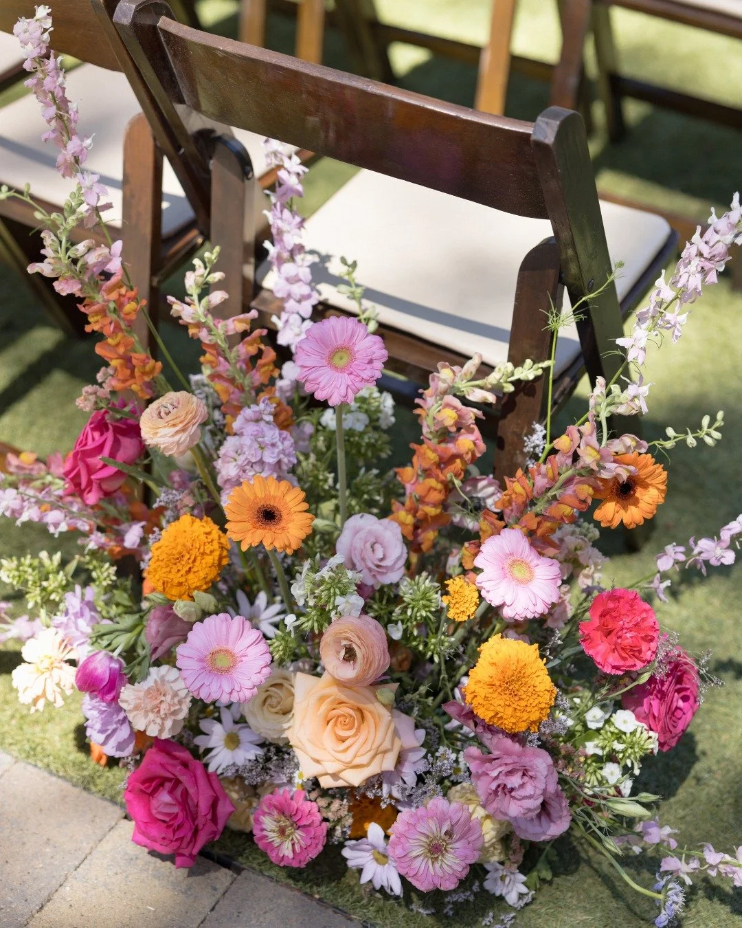 Summer weddings always bring a different kind of energy. More color, more movement, more spontaneity, and florals that feel a little less restrained 🌼✨⁣
⁣
Photography: @theoutdoorescape⁣⁣⁣⁣
Coordination: @clehouse.co⁣⁣⁣⁣
Florals: @scarlettsagefloral