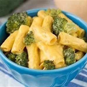 Blue bowl containing macaroni pasta with broccoli florets