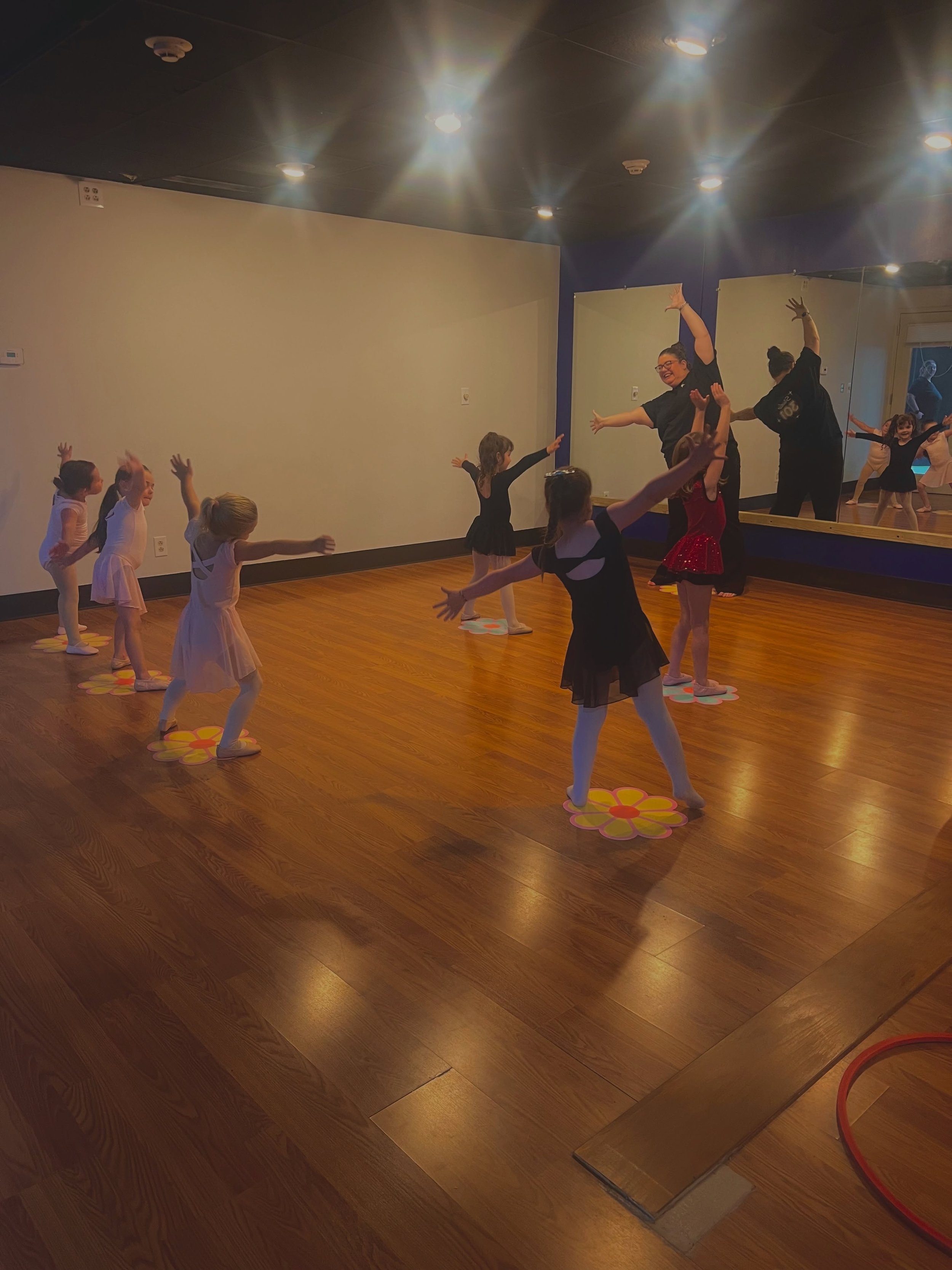 Saturdays are for DANCE FRIENDS!! 👯&zwj;♀️🌟🩷