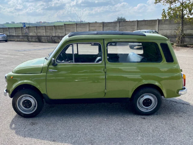 色とデザインで選ぶイタリア車。日本ではあまり見かけない一台を現地 