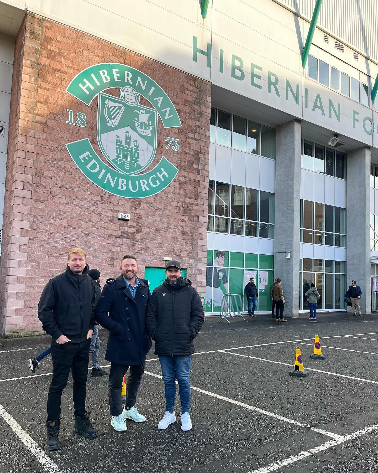 Thanks to Nick Montgomery, S&eacute;rgio Raimundo &amp; Gareth Evans at @hibernianfootballclub for a great week with the academy and first team. Looking forward to tonight&rsquo;s game against Celtic🍀 at Easter Road 🥬