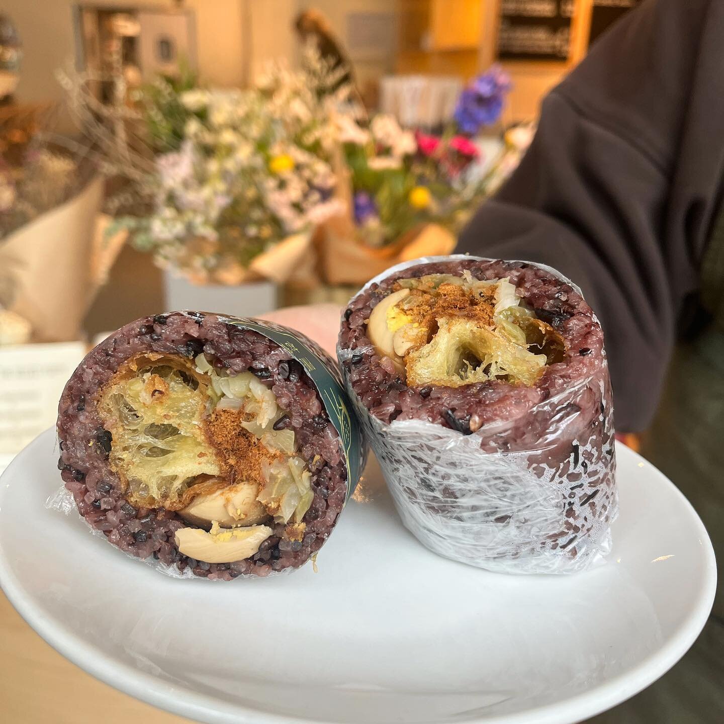 ~FAN TUAN~ The perfect grab n go breakfast. Sticky rice with crispy you tiao, soy braised egg, mustard greens, and pork floss&hellip;..🤠available at DTLA every day from 8am-11am.