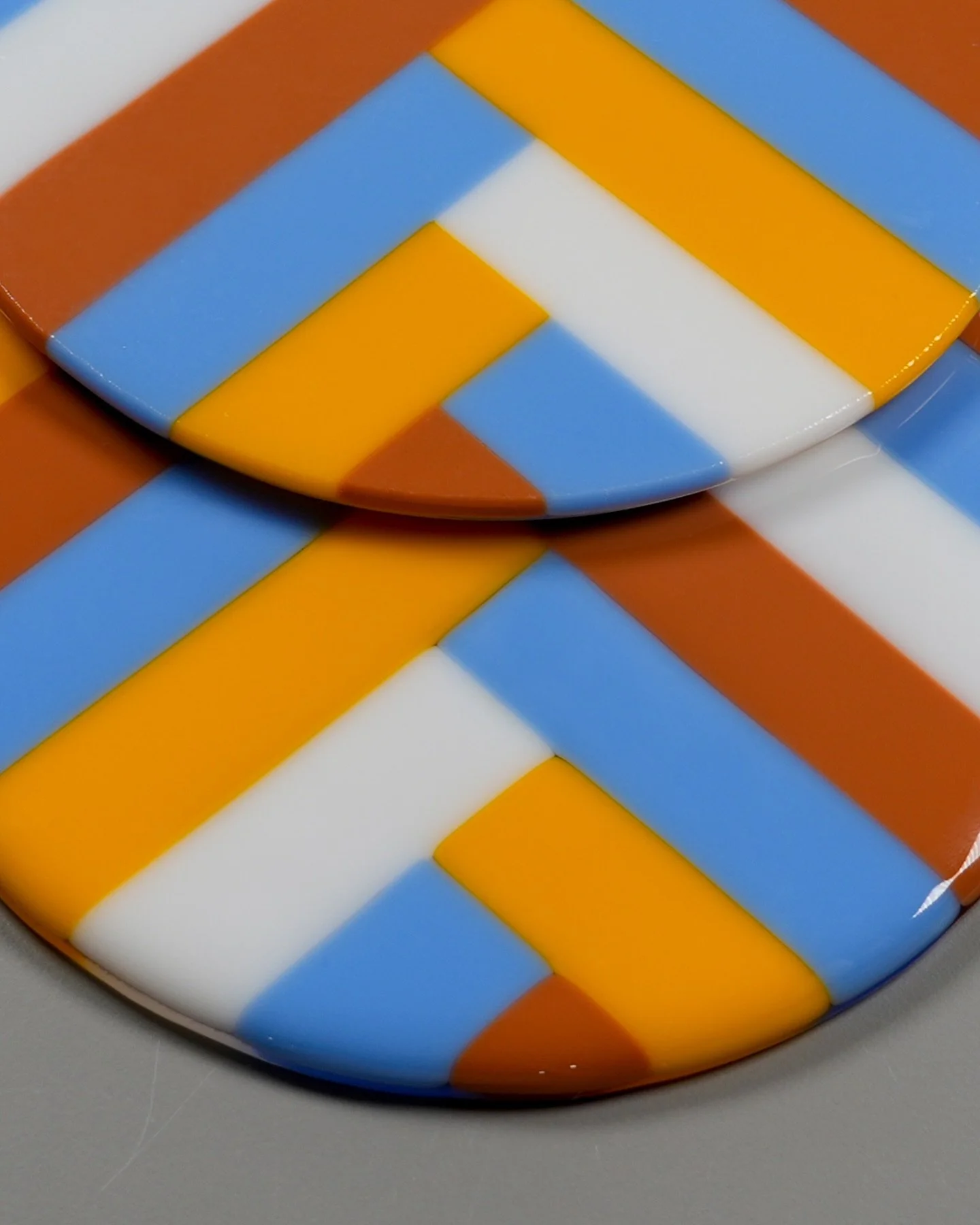 Crispy or Chewy? 🍪&thinsp;
&thinsp;
I created these pieces as part of my Fusing Fundamentals course to demonstrate the look of hard lines (topmost piece) vs. soft lines (bottommost piece) in fused glass.&thinsp;
&thinsp;
It&rsquo;s a subtle differen
