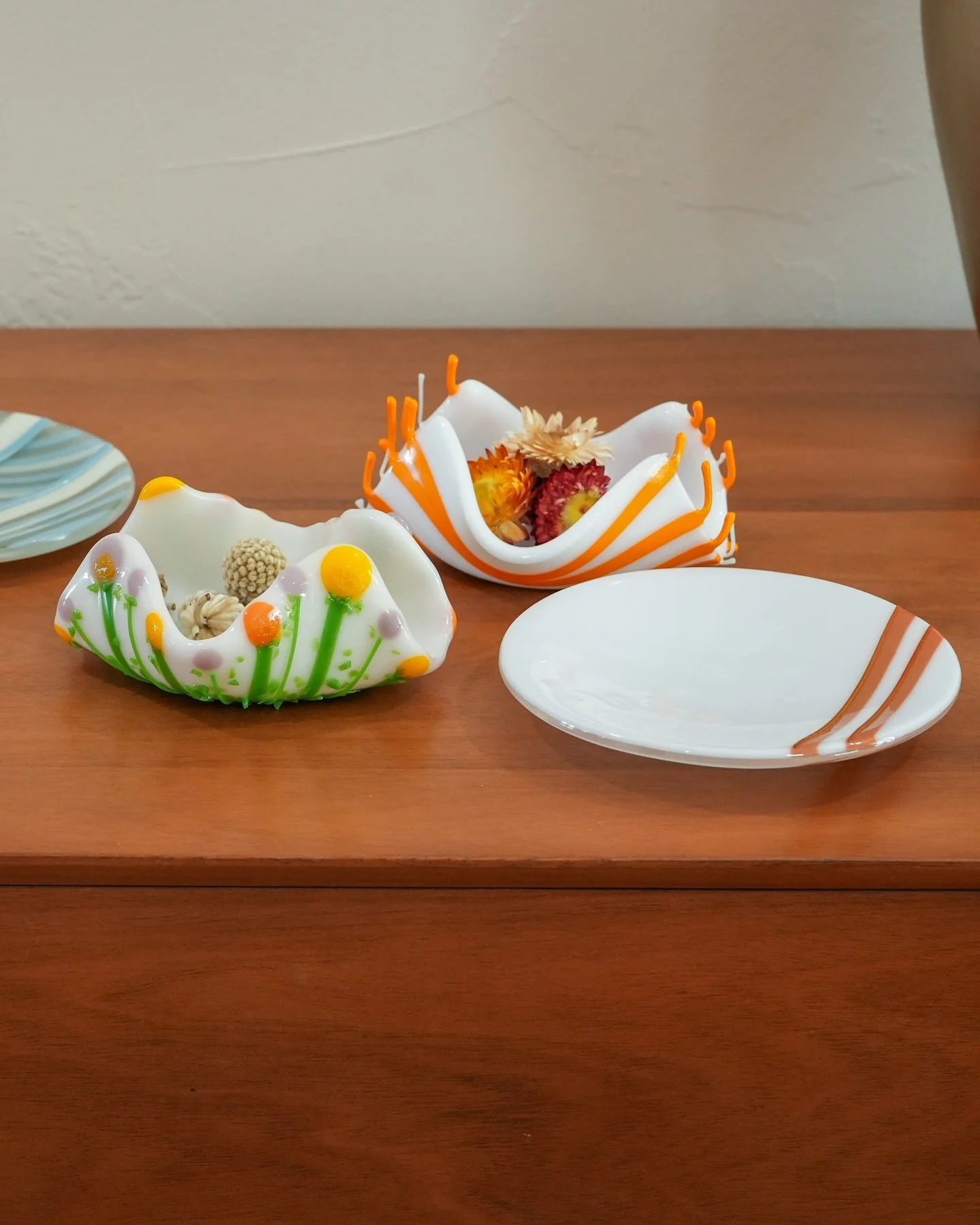 Various Vessels🏺 
 
These are some of the molded pieces I created during the production of Lesson 8 of my Fusing Fundamentals course to display the myriad ways glass can be kiln-formed. 
 
I used the black & white ruf