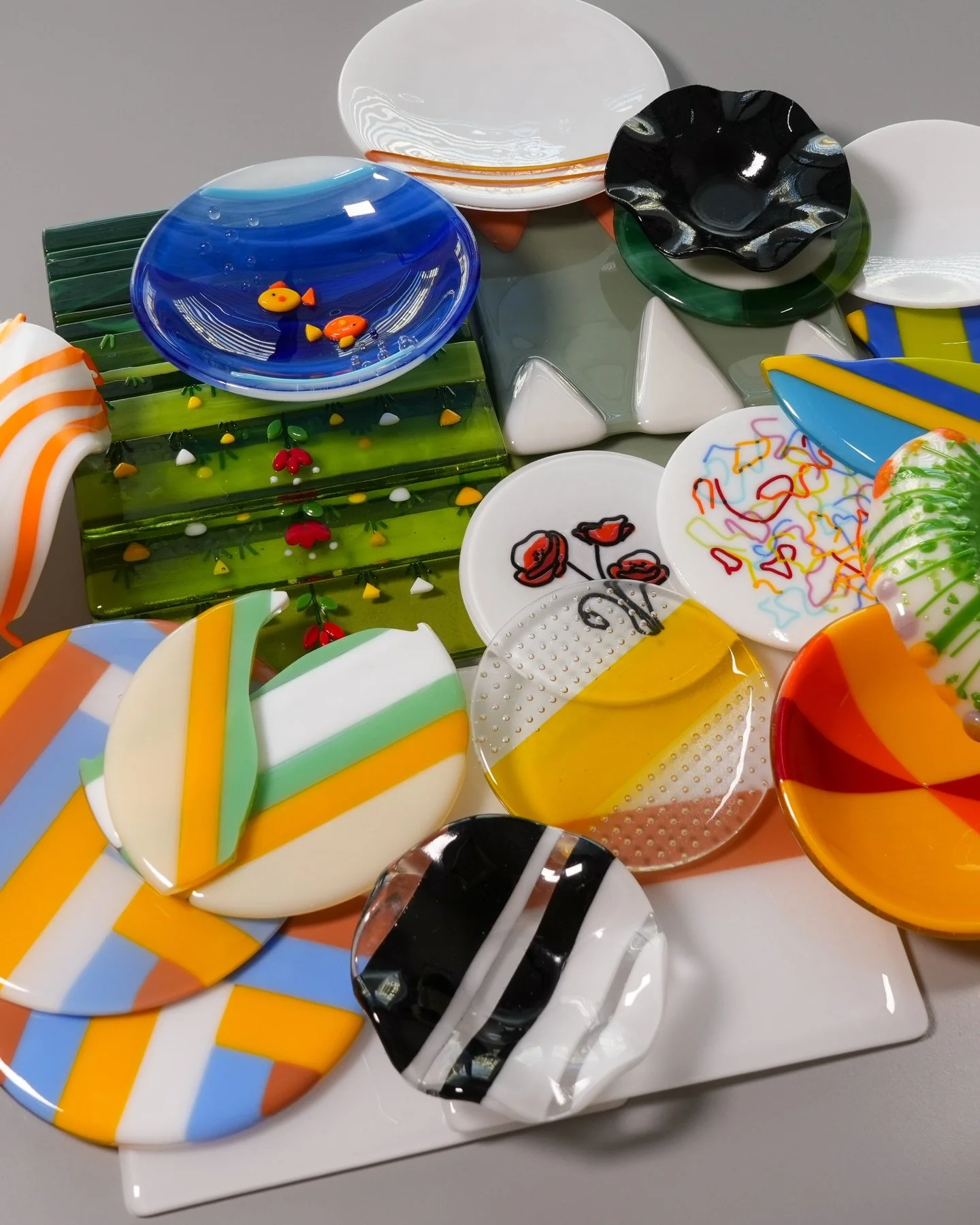 That&rsquo;s a wrap on my Fusing Fundamentals course collab with @oceansideglass!! Now mark your calendars for our Stained Glass Basics course, targeted to premiere Fall 2026, which will teach Tiffany-method (copper foil) stained glass!&thinsp;
&thin