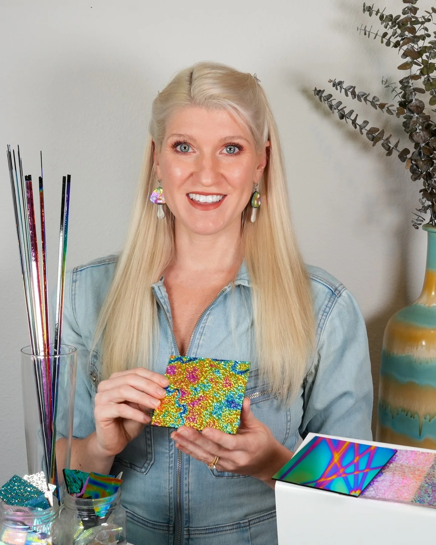 ✨ Sparkly BONUS lesson incoming!! ✨&thinsp;&thinsp;
&thinsp;&thinsp;
@oceansideglass &amp; I teamed up with @artofdichroic to add a surprise Bonus Lesson to our Fusing Fundamentals instructional course that&rsquo;ll teach you how to fuse dichroic gla
