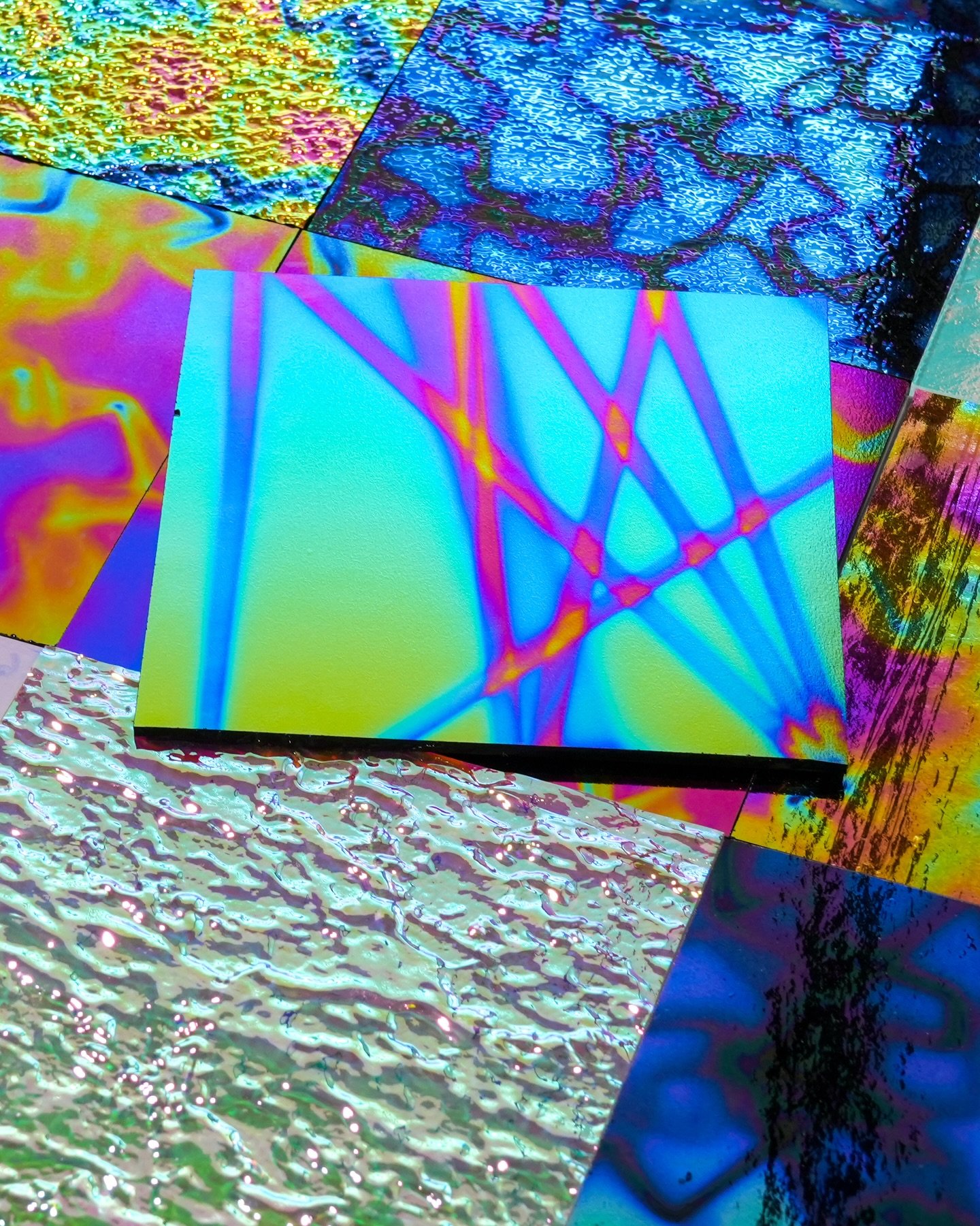 Sharing a few favorite stills from my upcoming instructional lesson on fusing dichroic glass &thinsp;🌈
&thinsp;
Because of @artofdichroic&lsquo;s space-agey manufacturing process (we&rsquo;re talkin&rsquo; electron beam guns and particle vaporizatio