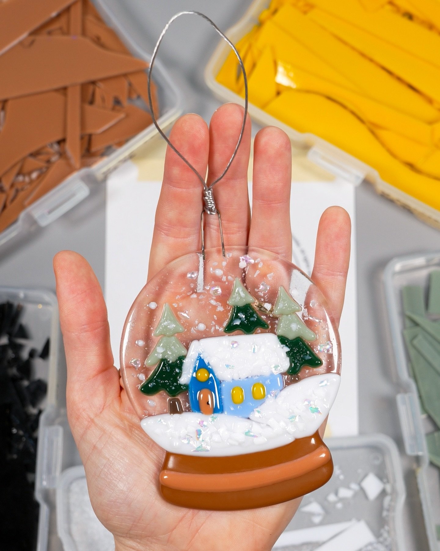 Winter Wonderland ❄️✨&thinsp;
&thinsp;
I created this ornament during production of the Bonus Lesson of my Fusing Fundamentals series as an example of incorporating dichroic accessory glass into fusing projects.&thinsp;
&thinsp;
This color-shifting g