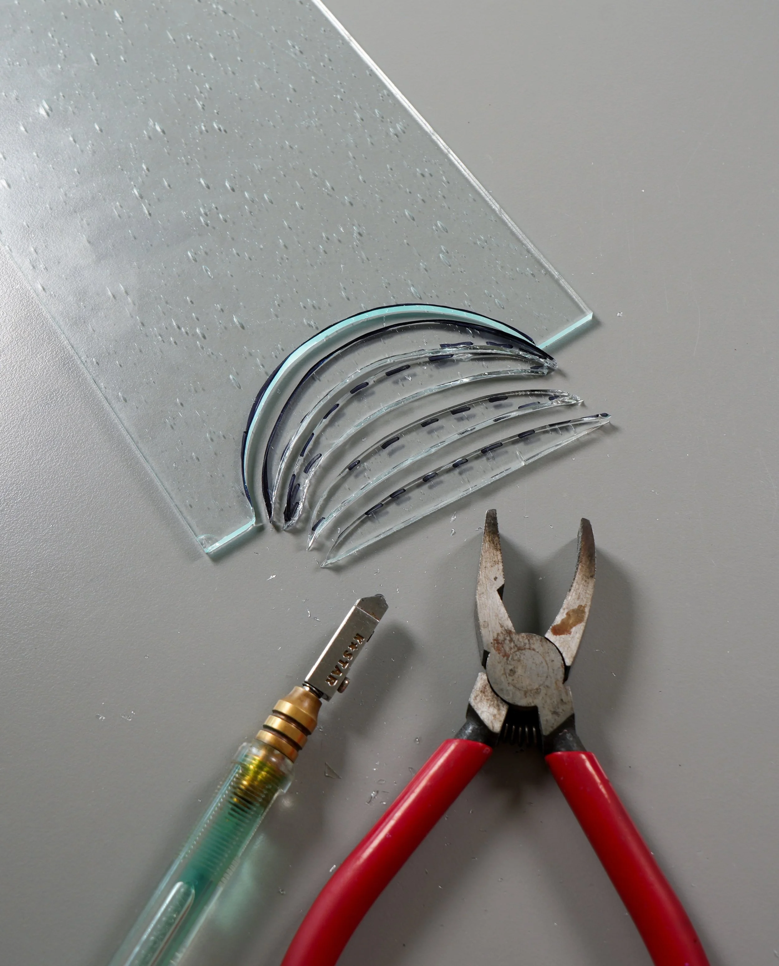 My top tips for glass cutting 👇🏻:&thinsp;
&thinsp;
NO Tapping 🚫!!&mdash;Although tapping scorelines encourages them to break, it&rsquo;s also likely to create an uneven break edge with sharp flares (see right-side glass in photo 2).&thinsp;
&thins