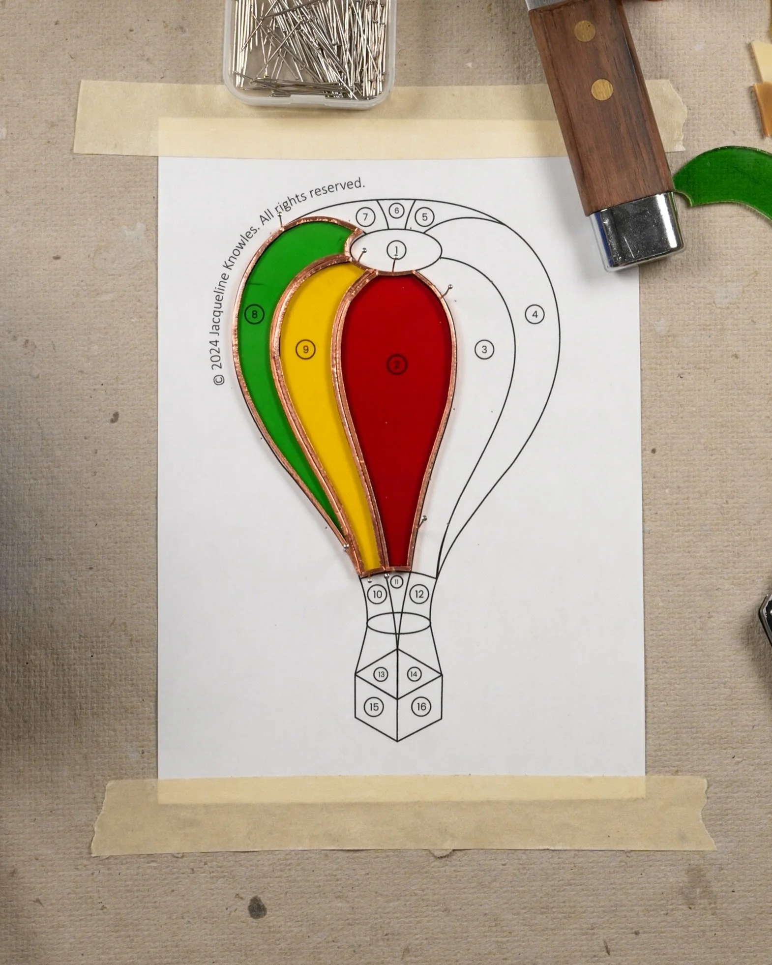 My &lsquo;Foil-As-You-Fit&rsquo; Method 🧩&thinsp;
&thinsp;
I know (the majority of?) glass artists like to foil all their project pieces at once and then pin them in place, but in my Stained Glass Basics course I recommend completing the full grindi