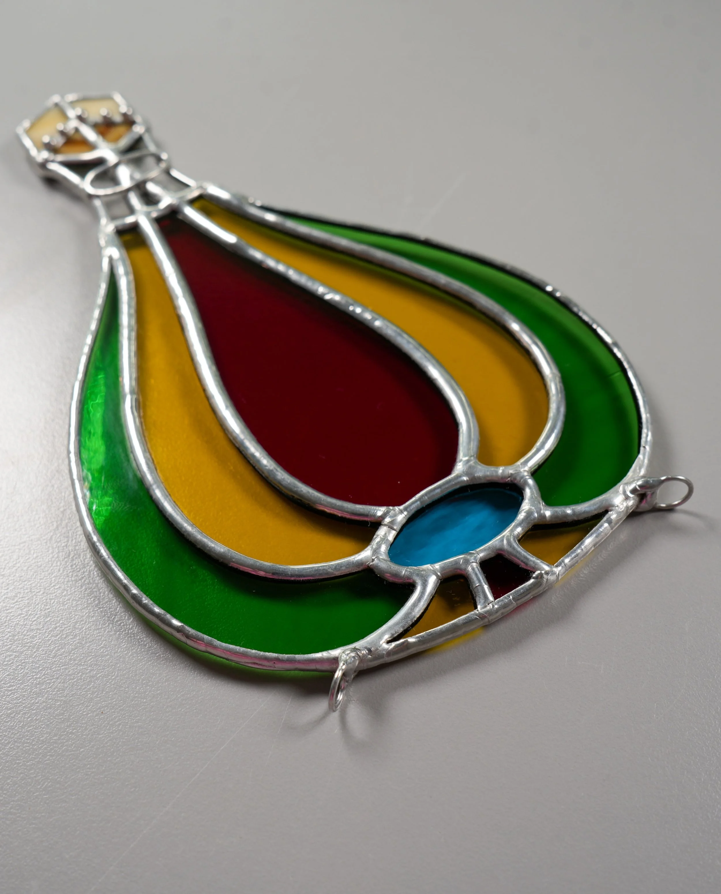 ⭕ Loop locale ⭕&thinsp;
&thinsp;
The solder-beaded edge of this balloon suncatcher&rsquo;s curved, organic border starkly contrasts the straight, square zinc came I used to frame the caterpillar suncatcher shown in pic 2. I created these differently-