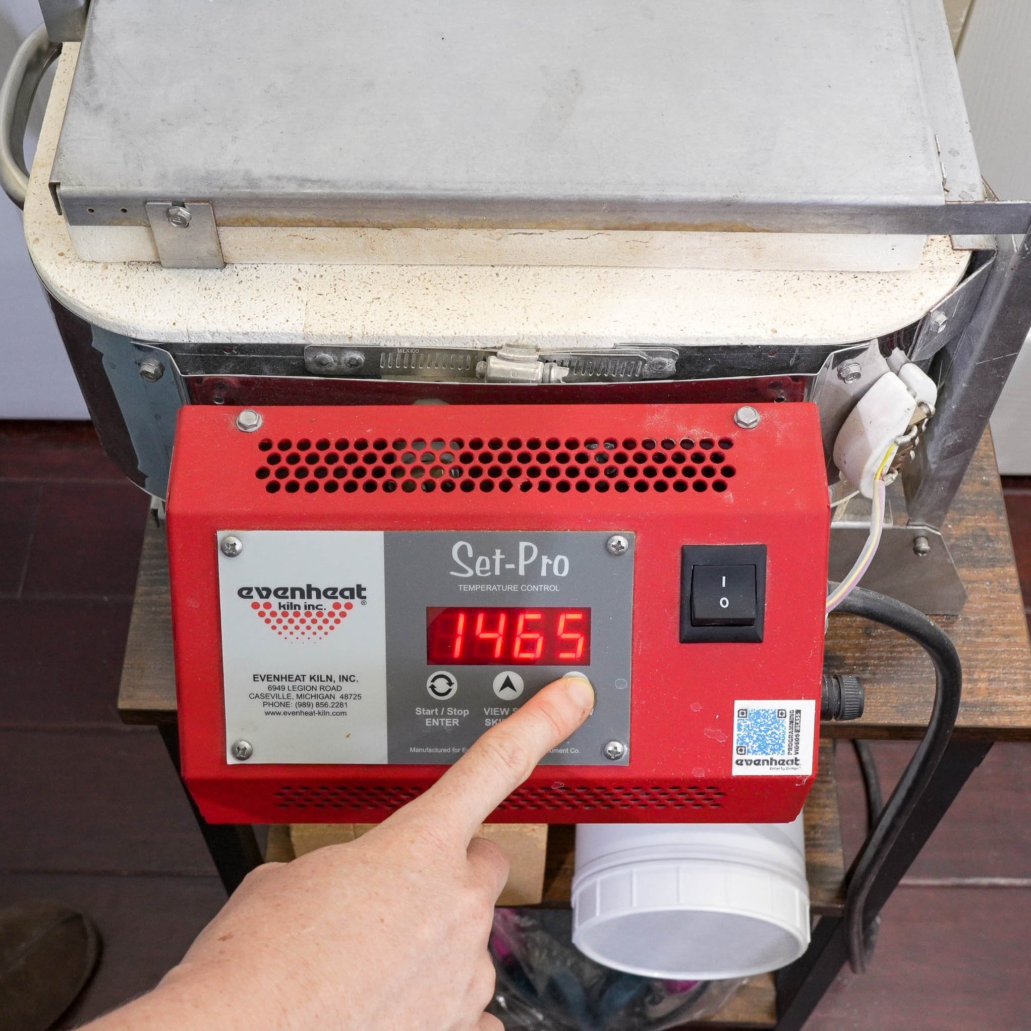 Hand programming a glass fusing kiln
