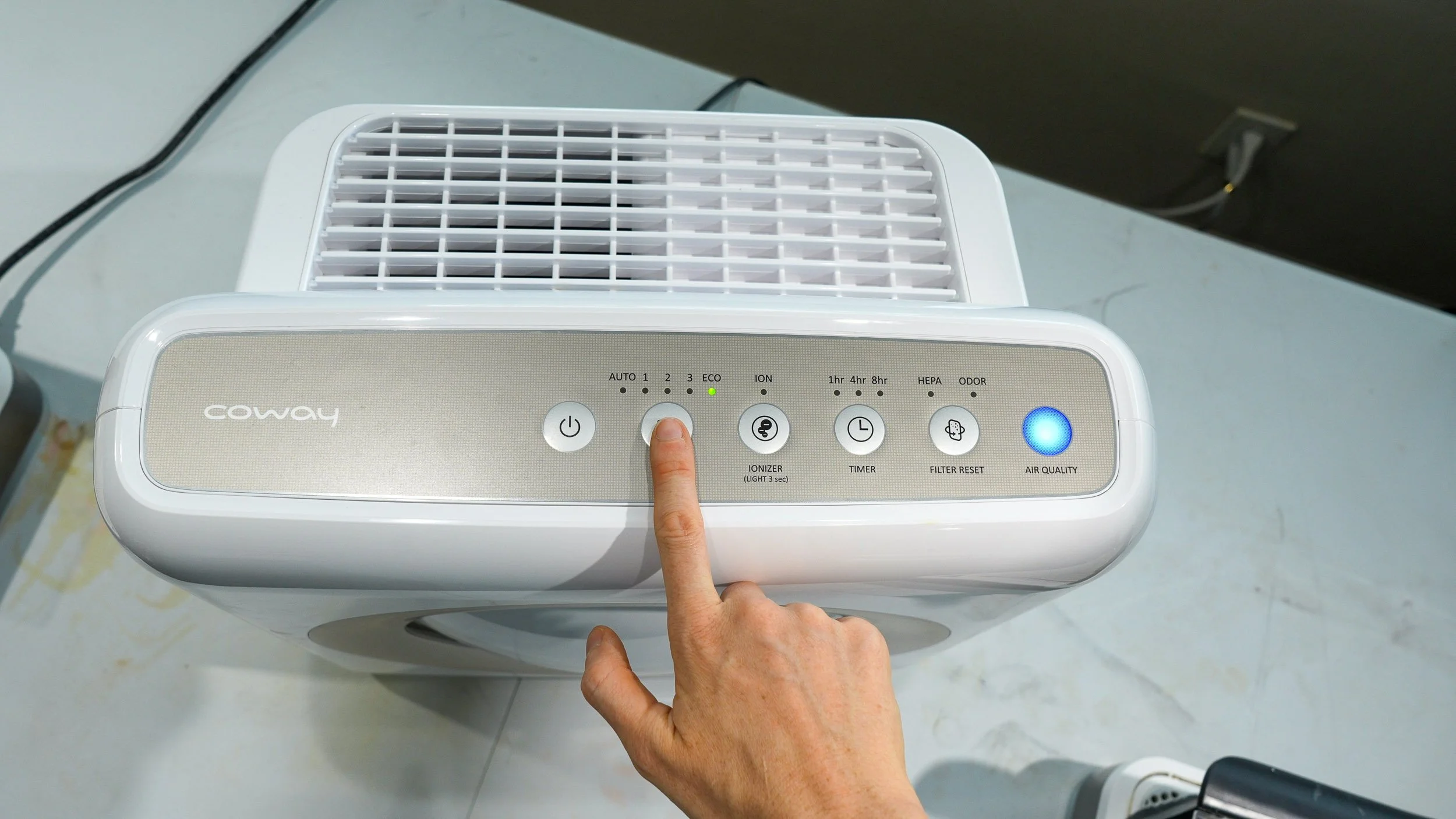 Adjusting the speed setting of an air purifier with a HEPA filter