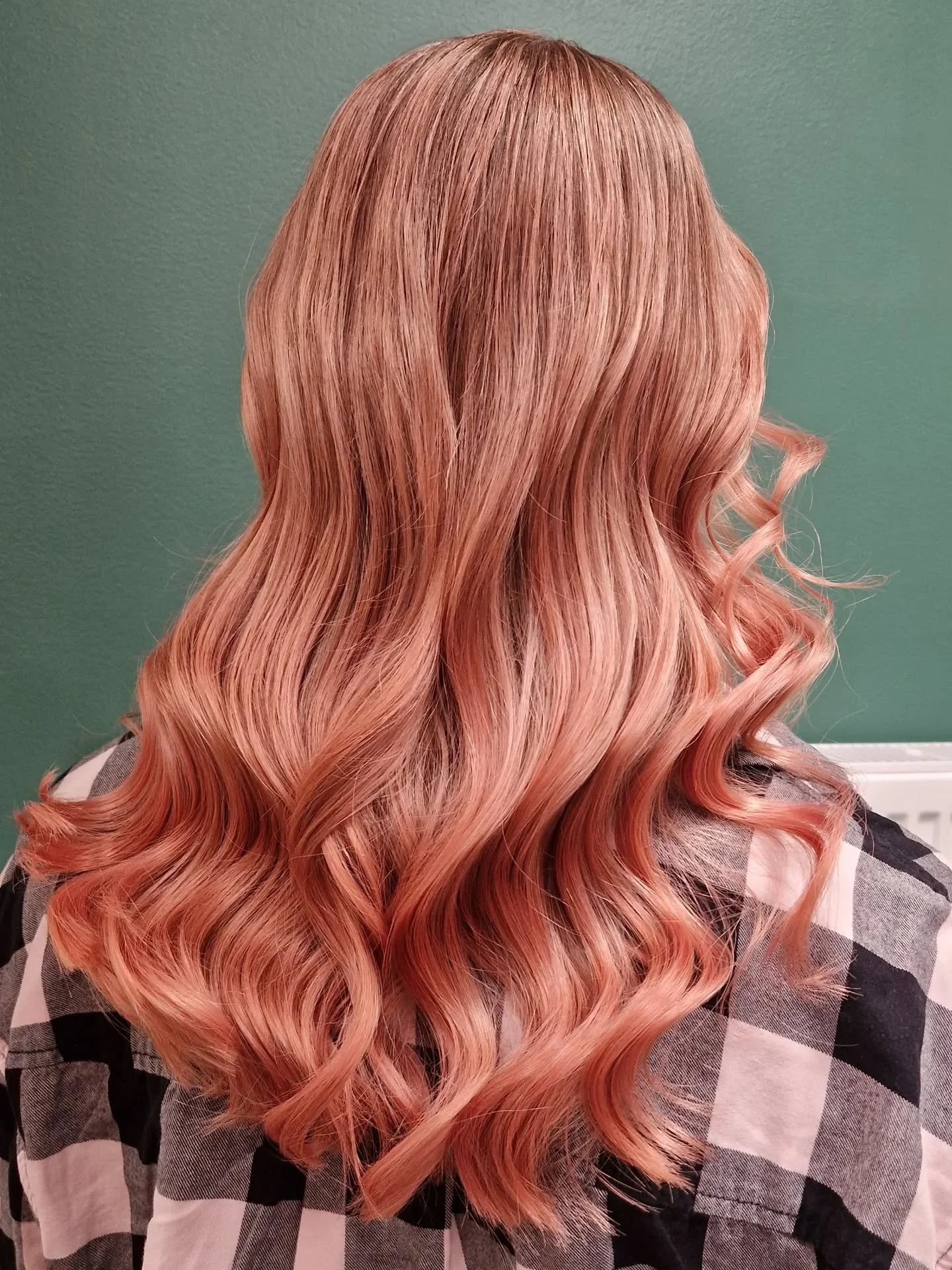 Hybridiv&auml;rj&auml;ys 🎨

T&auml;ss&auml; kokonaisuudessa hy&ouml;dynnettiin perinteist&auml; raidoituspohjaa sek&auml; yrttis&auml;vyn yhdistelm&auml;&auml; manjisthalla, mustikalla sek&auml; santelipuulla 🌿

Tuli aika herkullinen s&auml;vy 😍🍭