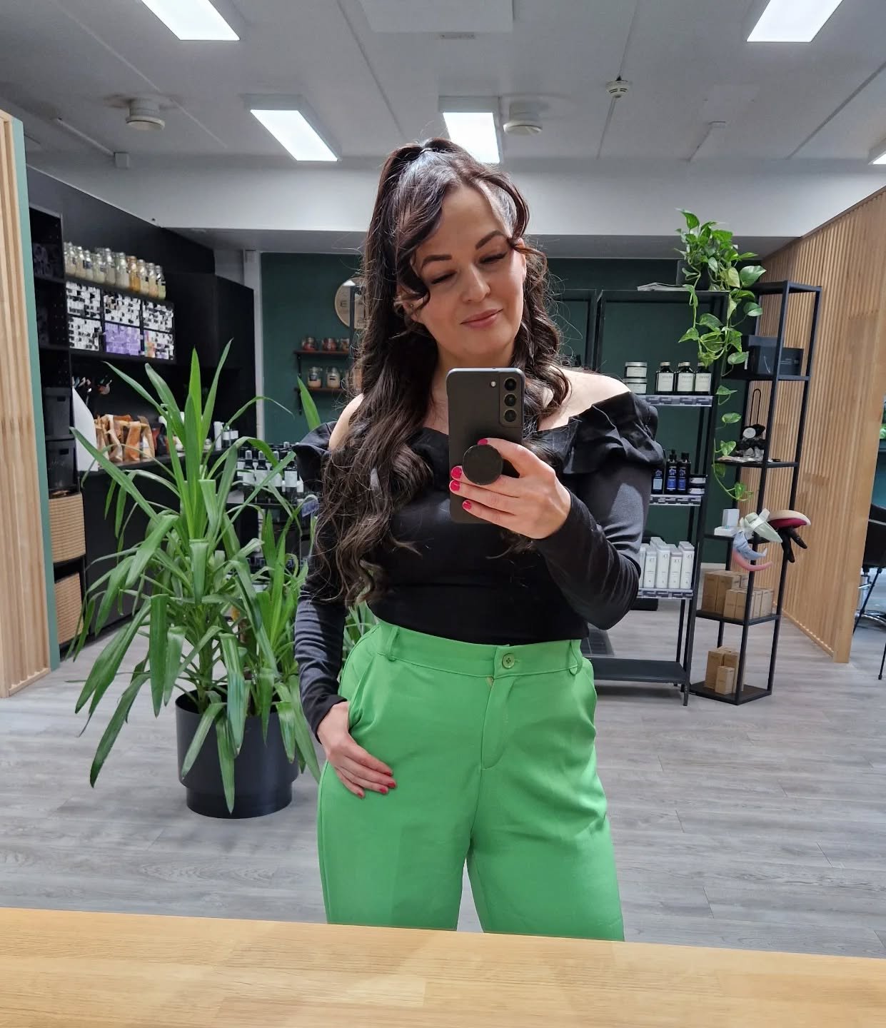 Muistatteko, kun kerroin hakeneeni kampaajan kausit&ouml;ihin Sveitsiin?

Nyt tuntuu t&auml;ysin oikealta, ett&auml; peruin ty&ouml;haastattelun, sill&auml; j&auml;lleen kerran te ihanat asiakkaat olette osoittaneet mun ty&ouml;n t&auml;rkeyden 💚

V