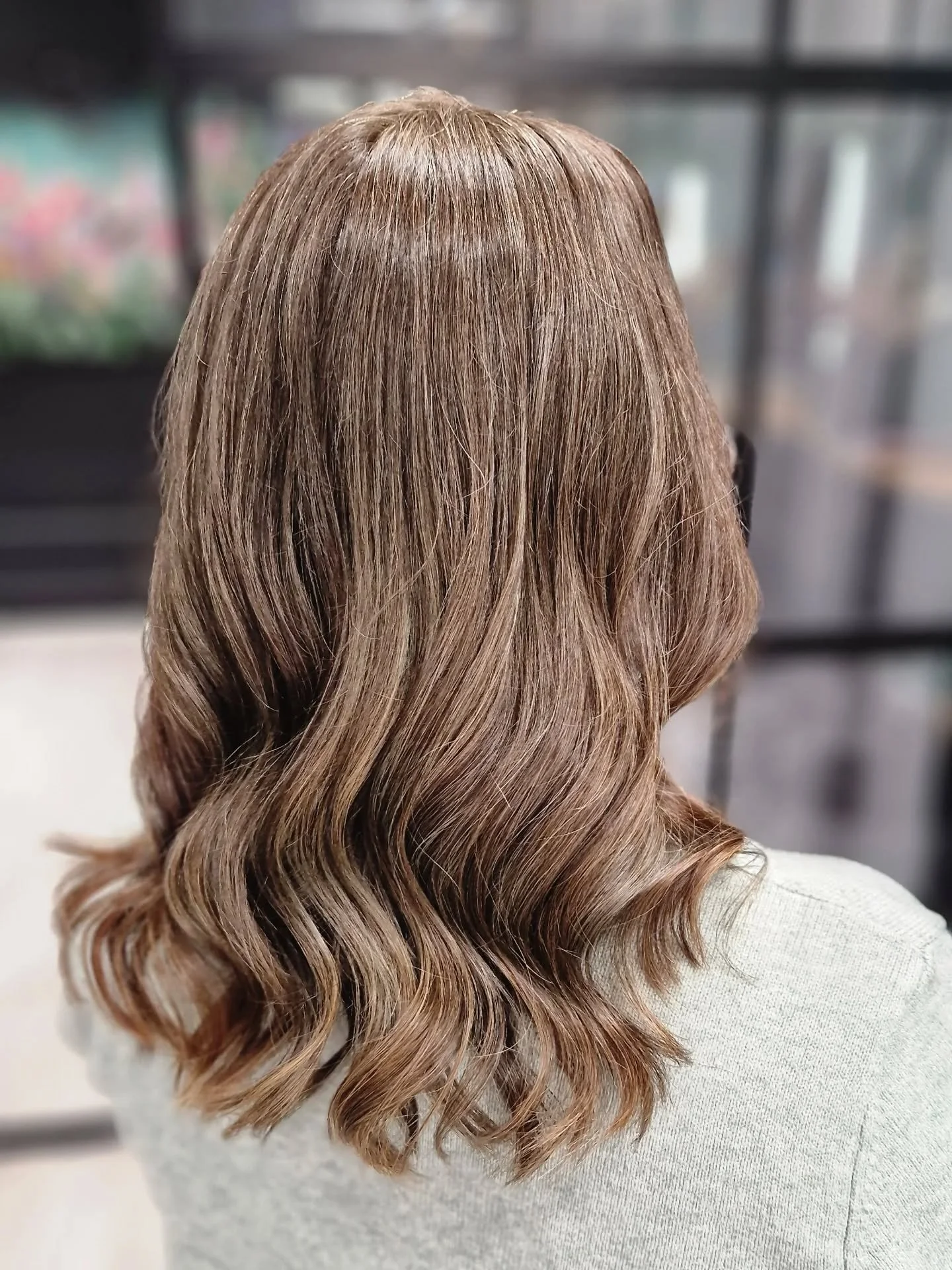 Grey blending kasviv&auml;reill&auml; 🌿 

Grey blending on noussut viime vuosina yhdeksi hiusv&auml;rimaailman puhutuimmista ilmi&ouml;ist&auml;. Yh&auml; useampi haluaa siirty&auml; peitt&auml;v&auml;st&auml; v&auml;rj&auml;&auml;misest&auml; kohti