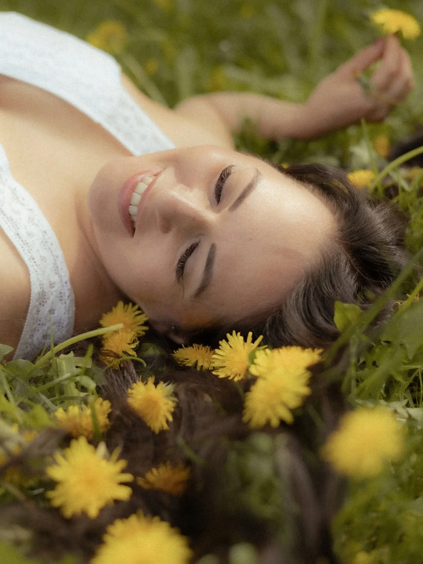 Keltainen kes&auml;kuu ja voikukat kauneimmillaan 🌼💛

Kuvat ja upea visio: @emiliacatharina.photography 📸

#ecohairhanna #kes&auml; #voikukka #voikukat