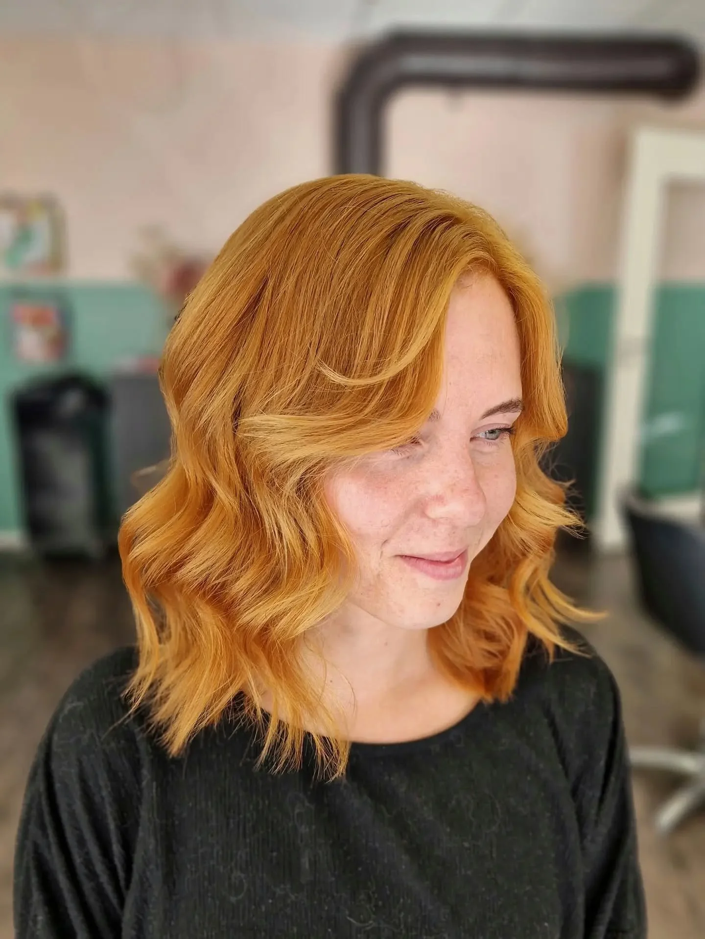 Honey Copper with plants 🧡💛 

Recipe with @greenheadsstockholm: Henna, Cassia, Rhubarb, and Blonde 🍃

#ecohairhanna #kasviv&auml;rj&auml;ys #ekokampaajah&auml;meenlinna @greenlipsbeautypro