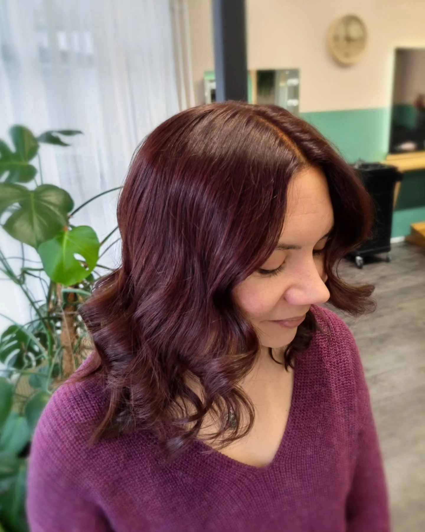 Nyt tehd&auml;&auml;n ihania syksyn s&auml;vyj&auml; hiuksille 🍂

V&auml;ri toteutettu @greenheadsstockholm s&auml;vyill&auml;:

❤️ Red
💜 Blackcurrant
🖤 Indigo

#ecohairhanna #kasviv&auml;ri #ekokampaajah&auml;meenlinna
@greenlipsbeautypro