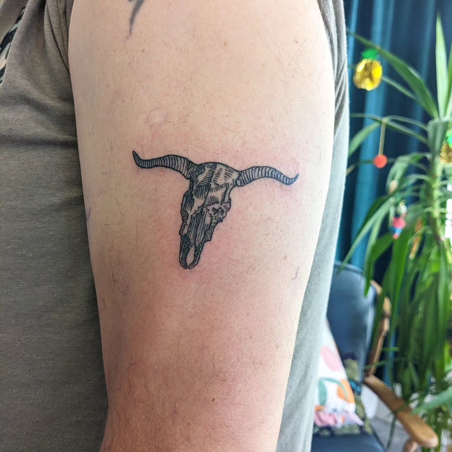 Cow skull from my flash for the wonderful Alex Lupo @lupo_coyote
#bristoltattoo #bristoltattooartist #skulltattoo