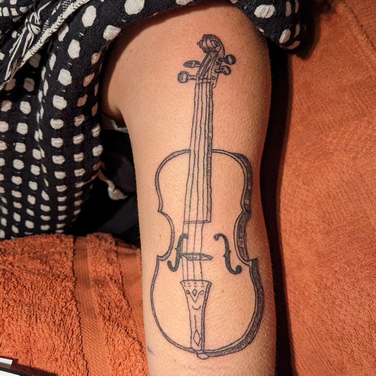Fiddle and banjo custom tattoos I did a few months back 
#bristoltattoo #bristoltattooartist