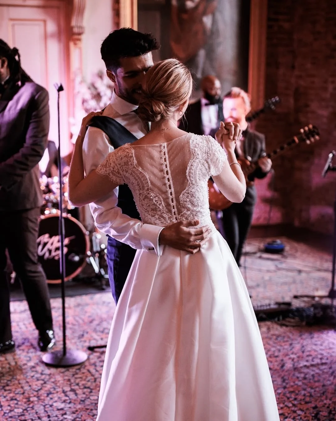 The seal of approval ✅

Your big day deserves the best. Contact us now to see how we can bring the vibe 💜✨

.
.
.

#webringthevibe #premiummusic #premiumweddingband