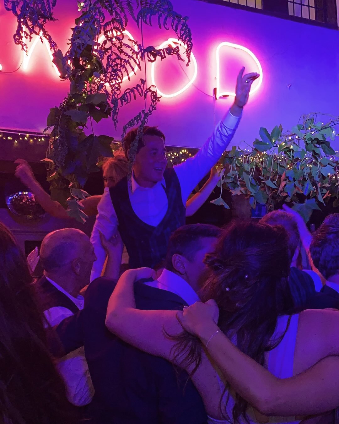 Creating moments worth five stars ⭐️

.

#webringthevibe #fivestarreview #livemusic #premiumband #weddingentertainment