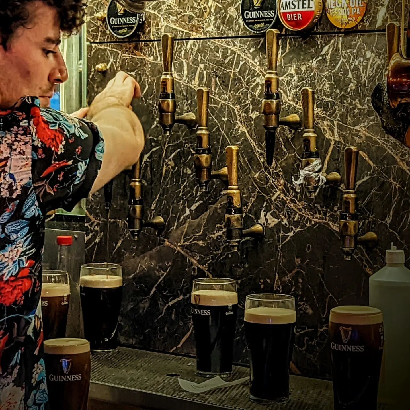 The only thing better than a pint of Guinness .... is another pint of Guinness. 

House Speciality Cocktails ✔️
Classic Cocktails ✔️
Draught Beer ✔️
Great tunes ✔️
Great craic ✔️

Happy Friday everyone! 

Slaint&eacute; ☘️