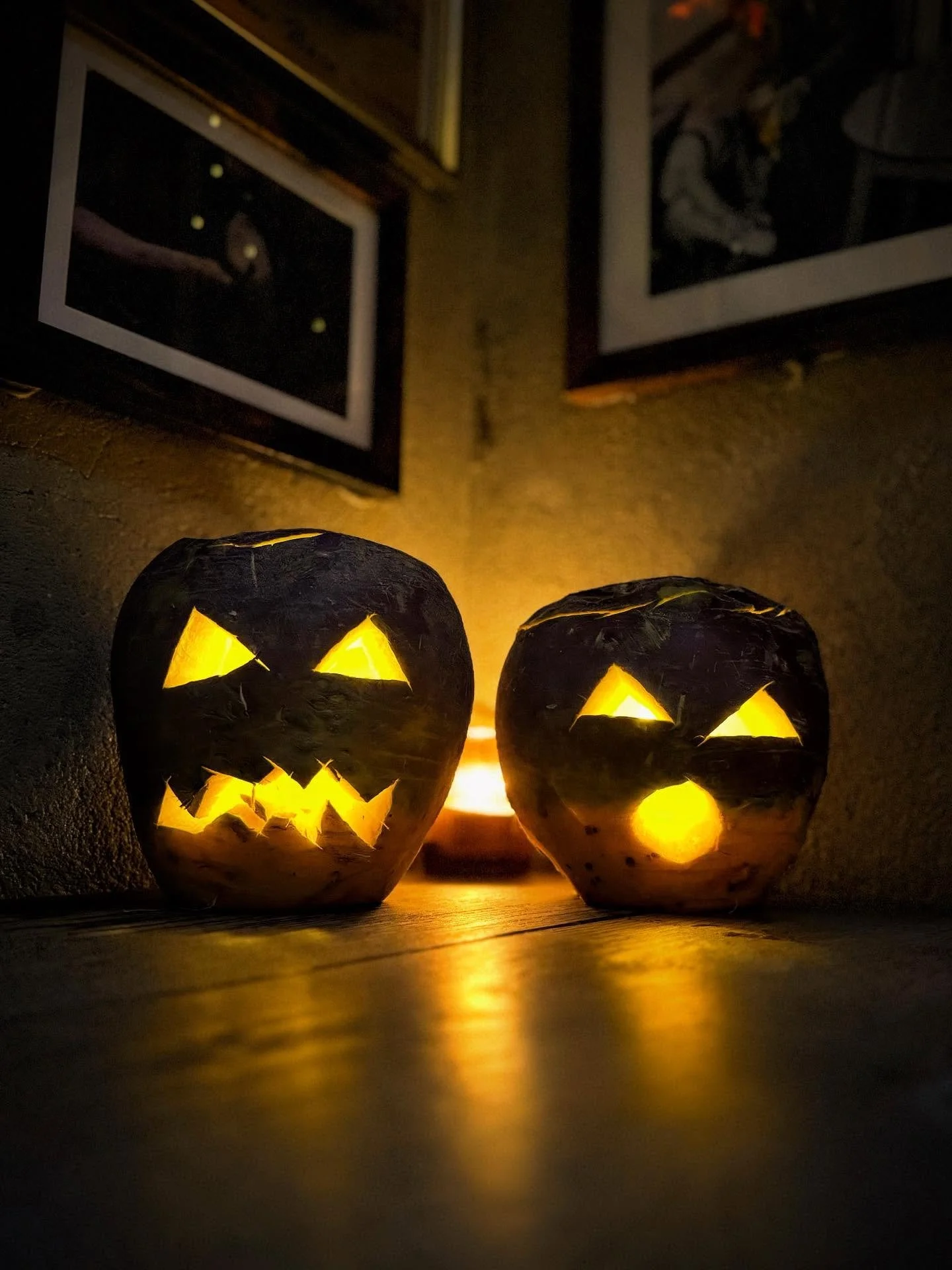 O&iacute;che Shamhna Shona Daoibh! 👻🎃
(Happy Halloween!)

Before pumpkins became the stars of Halloween, people in Ireland carved swedes or turnips into lanterns called &ldquo;Jack-o&rsquo;-lanterns&rdquo;. 

These were used to ward off evil spirit