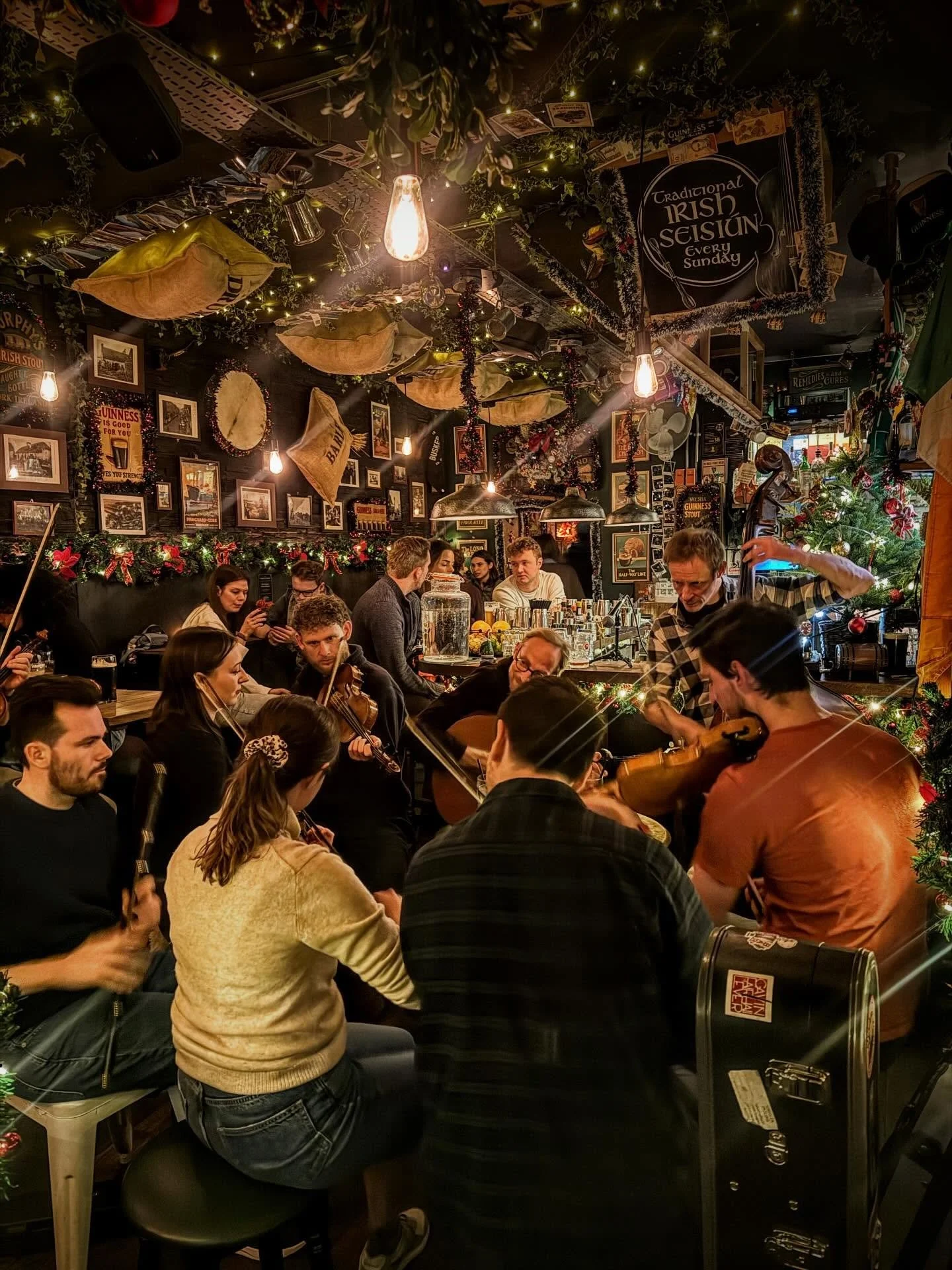 The Sunday holiday seisi&uacute;ns are in full swing and we&rsquo;ve only two more before Christmas! Our merry crew of musicians kick things off from 5:30pm, so we highly recommend arriving early to grab yourself a cosy seat by the tunes.

This Sunda