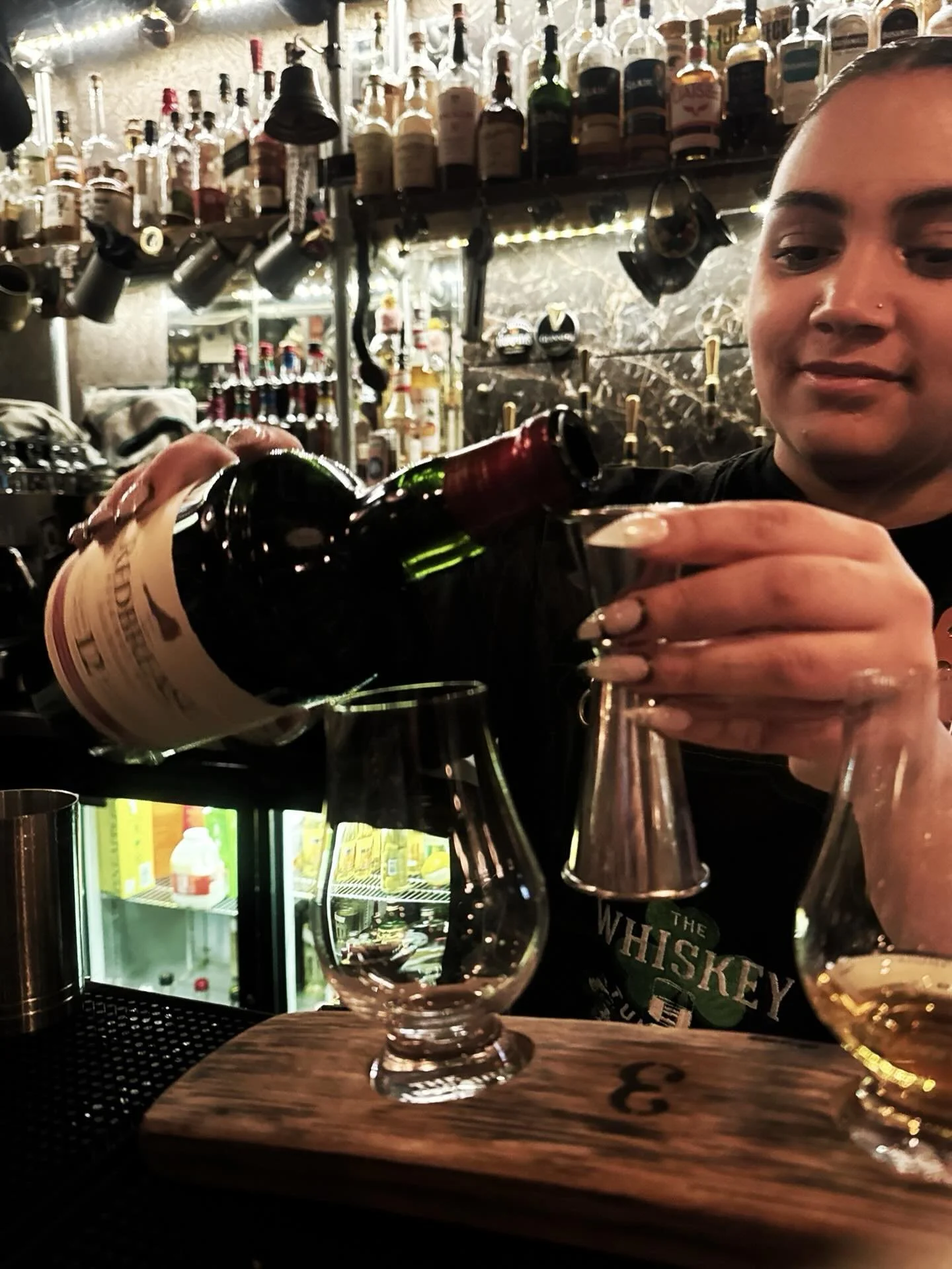 Friday vibes: good whiskey &amp; great company. 

We&rsquo;ll see you at the bar. 

Sl&aacute;inte ☘️

#londoncocktailbar #ireland #london  #whiskey #guinness