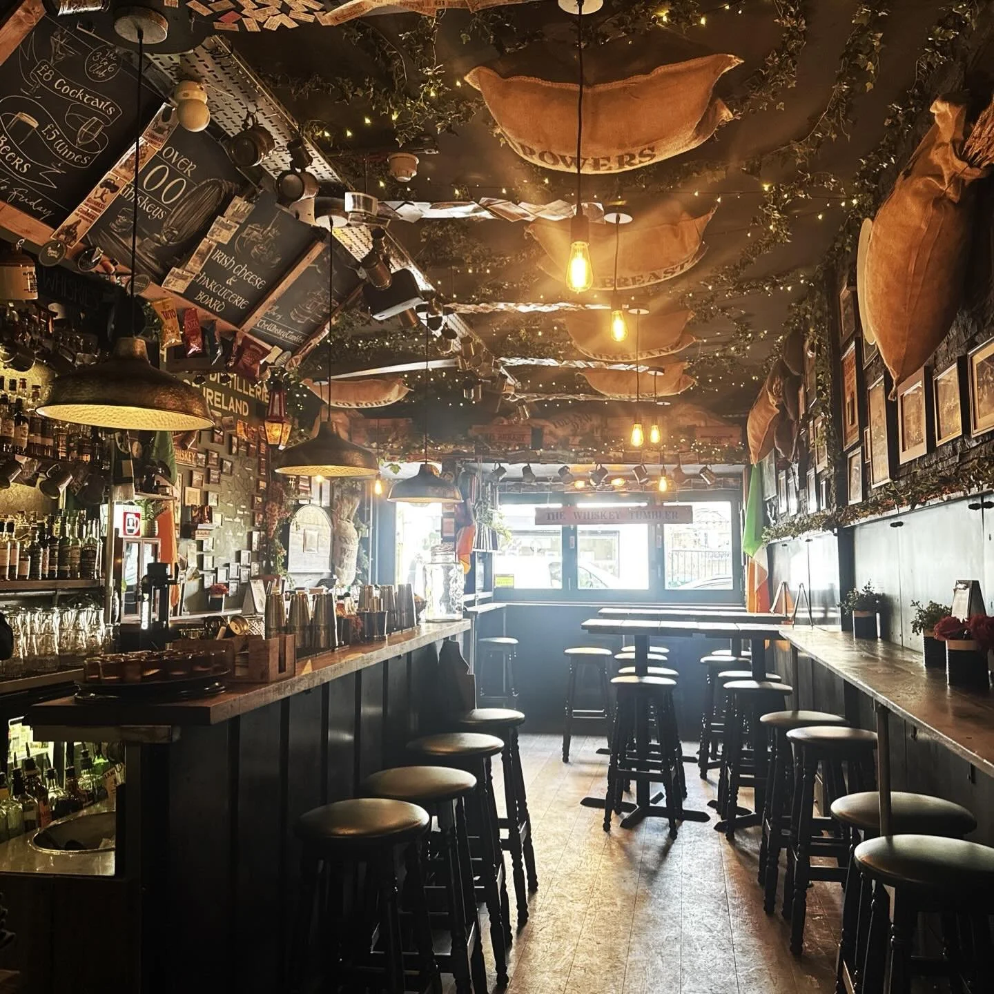 ‼️New weekend hours‼️

The &lsquo;we&rsquo;ll pop in for one&rsquo; window has officially expanded&hellip;. 

We&rsquo;re now open from 12:30pm every Saturday and Sunday. 

Sl&aacute;inte 🥃 ☘️ 

#londonbars #brixton #irish #guinness #london