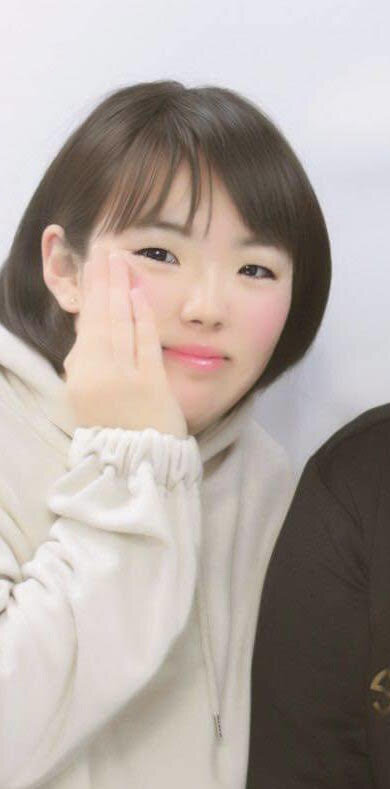 Riho's purikura photo, with her hand over her cheek