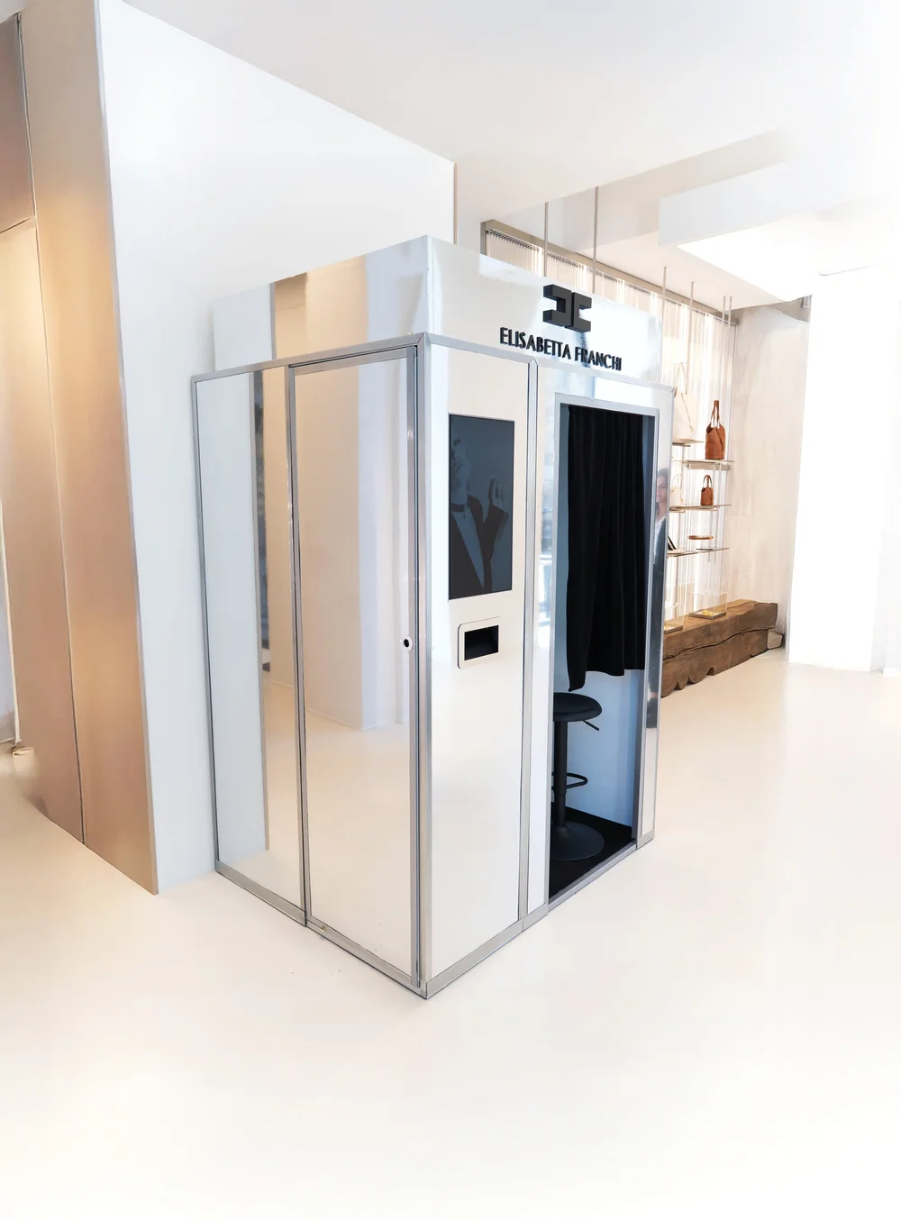 Una cabina per il Flagship Store di Elisabetta Franchi
