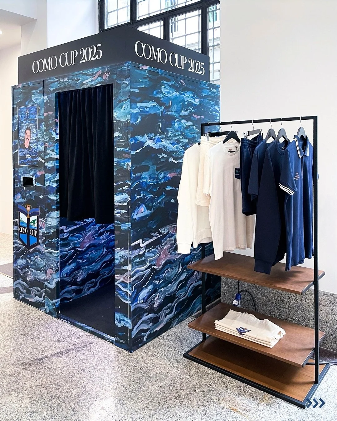 Per la Como Cup abbiamo realizzato una cabina fotografica interamente brandizzata, ospitata nel temporary shop di Como Calcio in collaborazione con Adidas.

Colori, grafiche e dettagli ispirati alla squadra, per un&rsquo;attivazione immersiva e 100% 