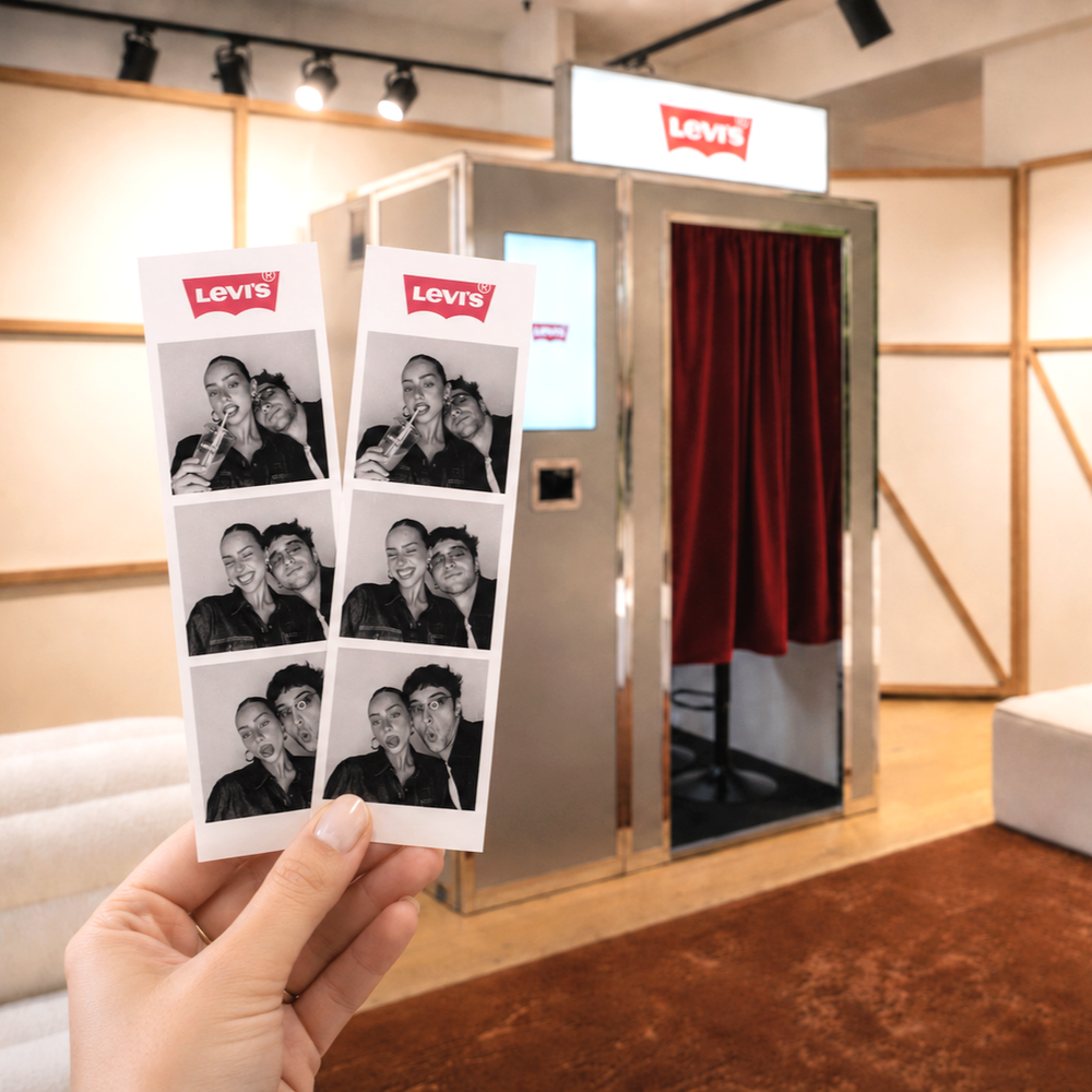 Cabina metallizzata per il press day di Levi's