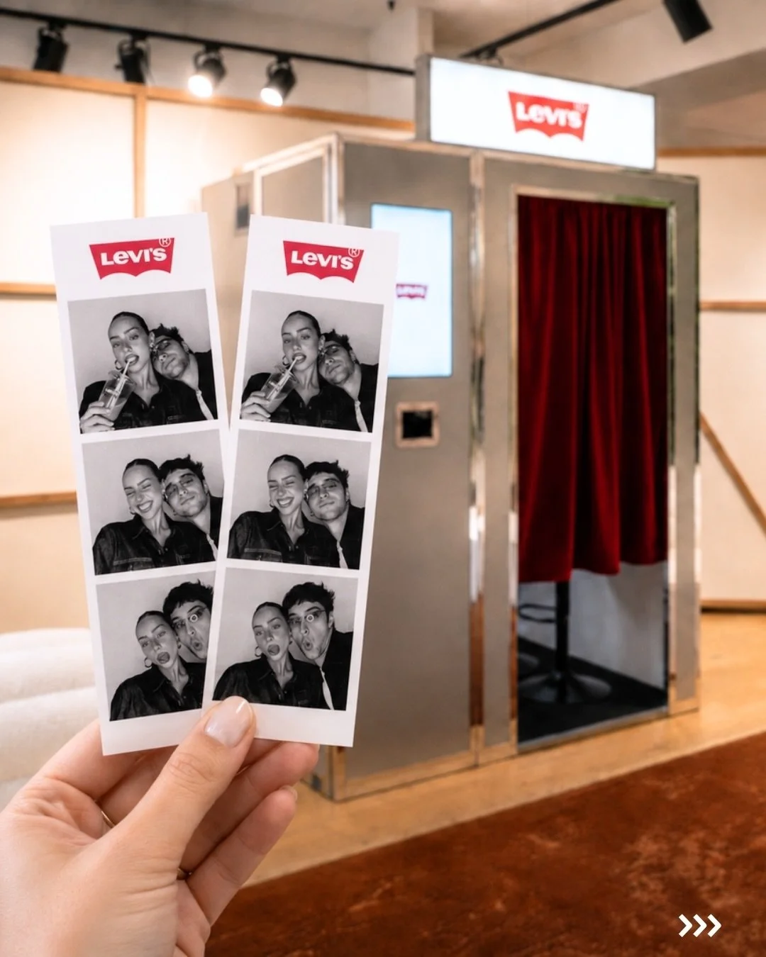 Per il press day Levi&rsquo;s abbiamo creato una cabina photo booth custom dal mood vintage, pensata per diventare parte dell&rsquo;esperienza.

Finitura metallica, tenda in velluto rosso, interni specchiati e stampe in bianco e nero: ogni dettaglio 