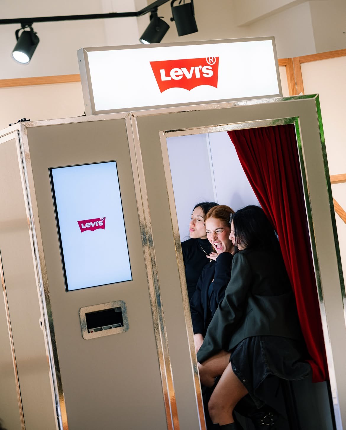 Levi's_SayCheese_PhotoBooth_Cabina.jpg