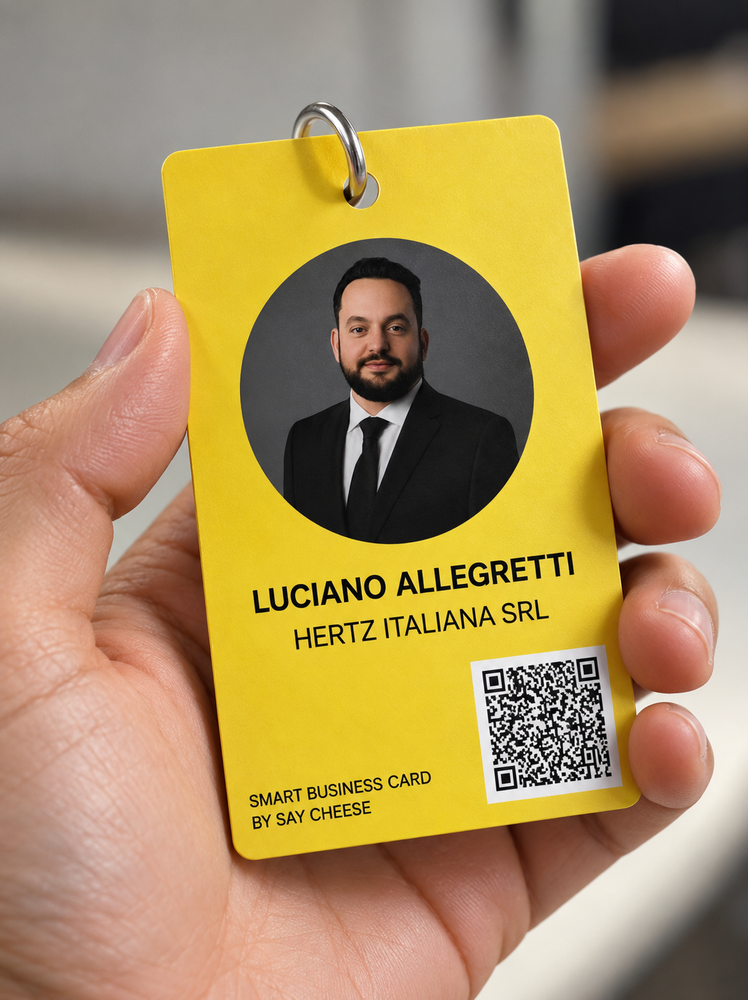 Badge aziendale giallo con ritratto e QR code (1).png
