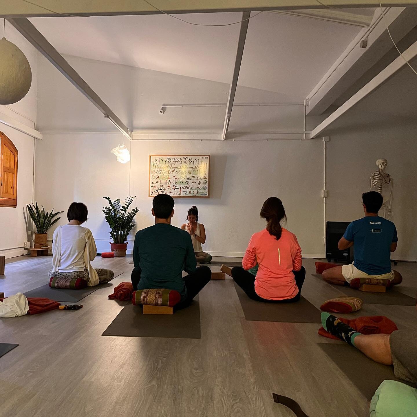 The morning was perfect for a brunch and yoga combo, and twelve of us were excited to give it a try.

 Surprisingly, more than half of the group were total beginners, while a few had tried yoga a bit before, and a couple were pretty comfortable with 